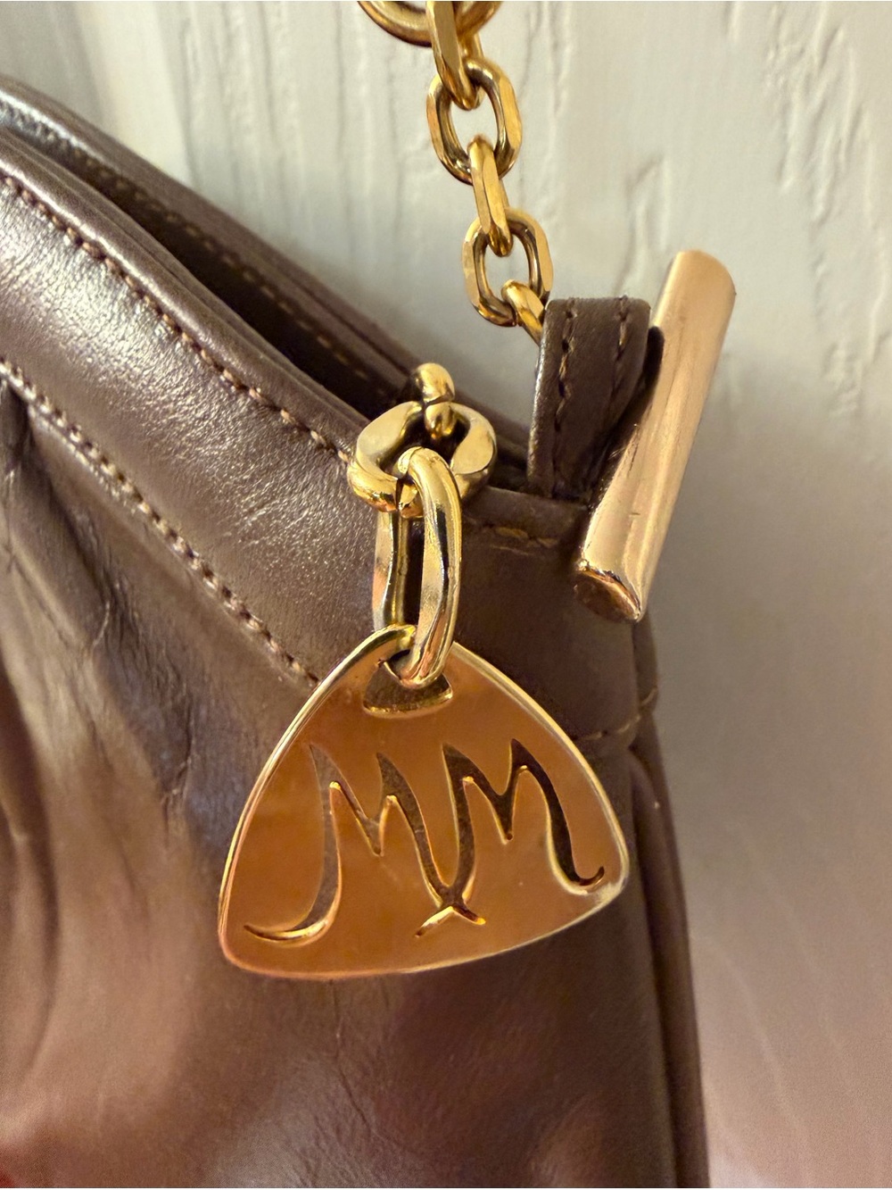 Vintage Morris Moskowitz brown leather handbag a gold-tone charm - Picture 4 of 10